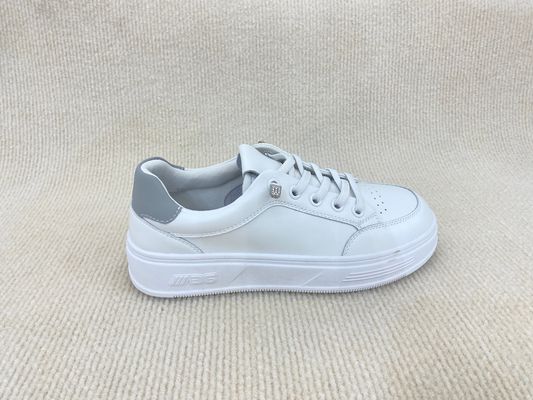 Women pure white and flat heel sport shoes with breathable mesh and lace up
