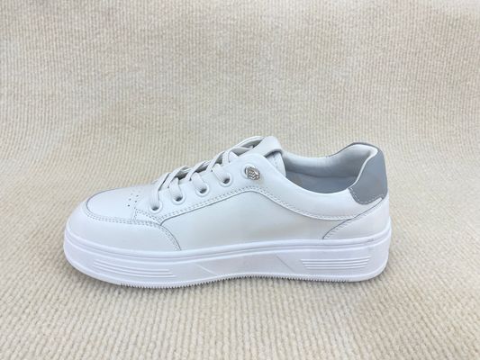 Women pure white and flat heel sport shoes with breathable mesh and lace up