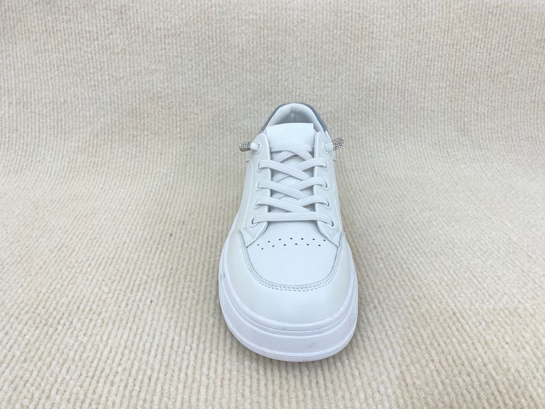 Women pure white and flat heel sport shoes with breathable mesh and lace up