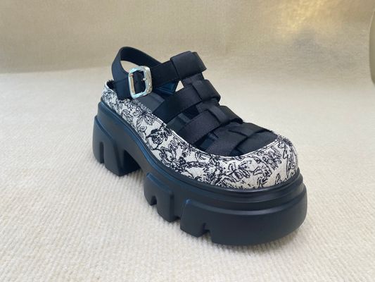 Sapatos elevadores de plataforma de mulheres bordados