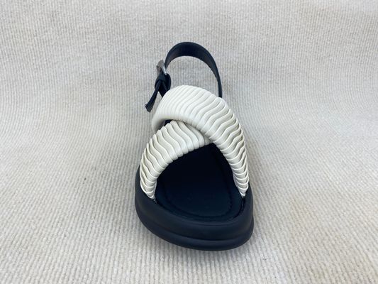 Flip-flops de moda para mulheres brancas com saltos planos