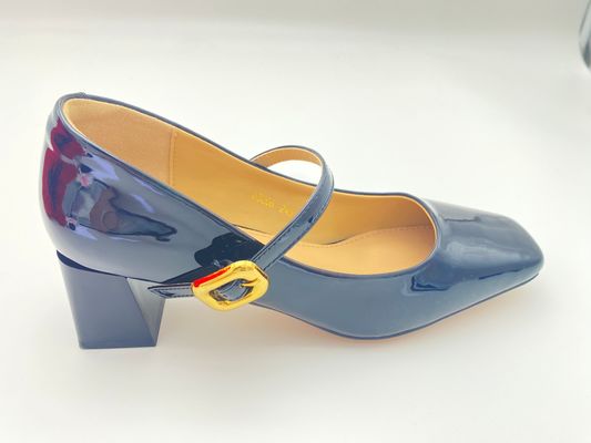 Mulheres de salto alto preto com salto grande e fecho mental