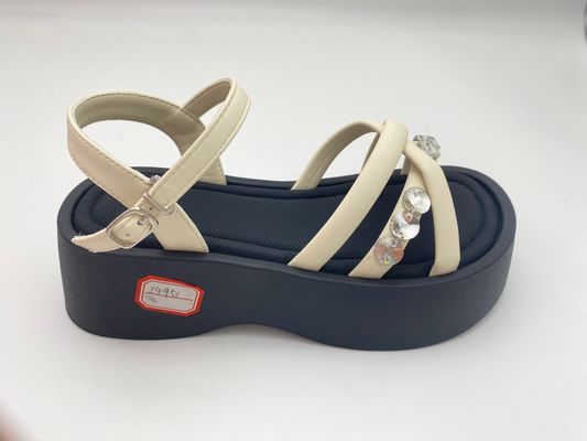 Sandais de fundo branco, de cor pura e de couro genuíno