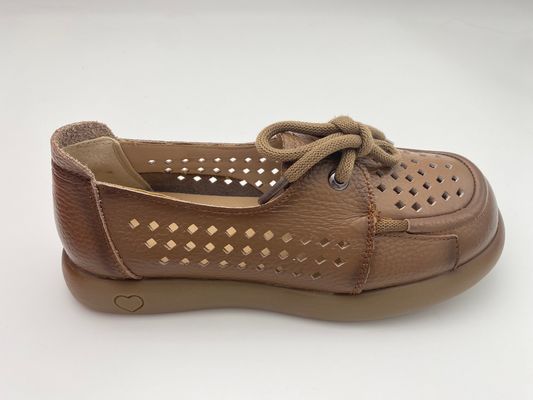 Sapatos de mulher de cor castanha, respiráveis, vazios, com laço, confortáveis, com sola macia.