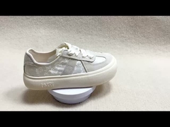 Sapatos de tênis clássicos e confortantes brancos com renda de seda para uso diário